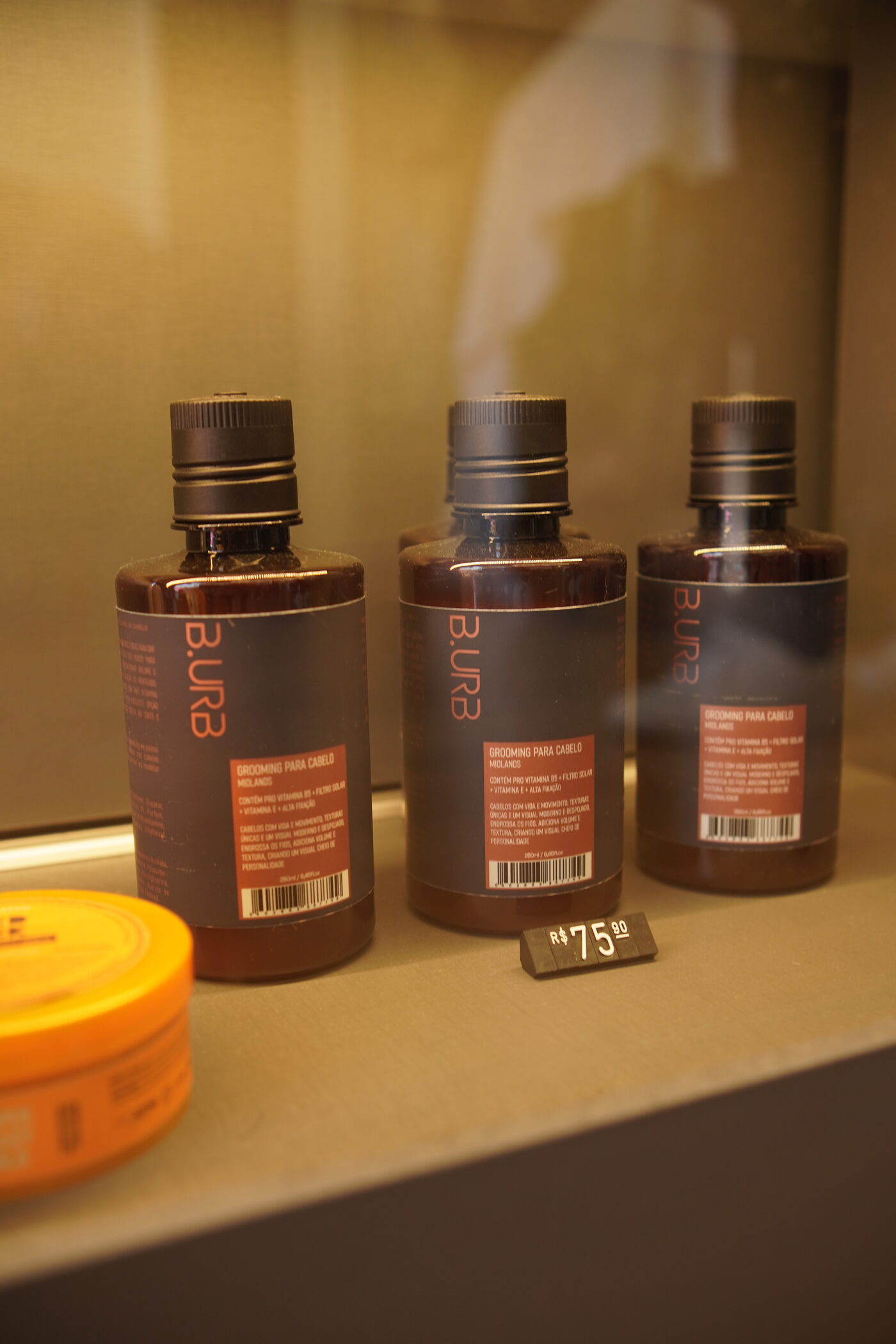 Produtos premium para cabelo na vitrine da Iconic